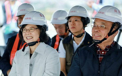 與蘇貞昌參觀淡江大橋 蔡英文：中央、地方的合作典範 