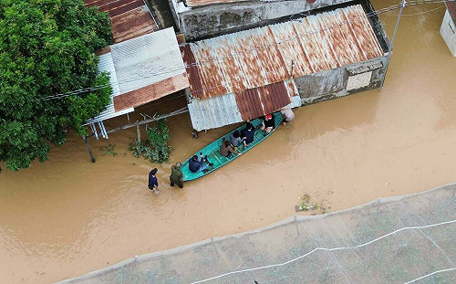 越南暴雨釀災至少90死12失蹤！ 18.6萬戶受損、逾300萬牲畜被沖走