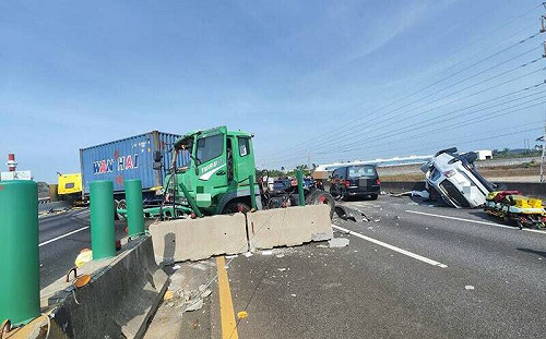 國道1號高科段嚴重車禍！大車追撞衝對向  南北雙向全封閉