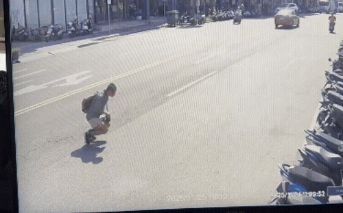 彰化男子「青蛙跳」過馬路險遭車撞！網痛批：拿生命開玩笑