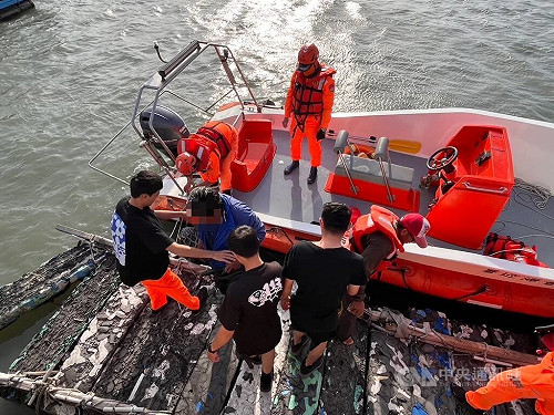 嘉義東石海域漁船擱淺　海巡迅速出動成功救援