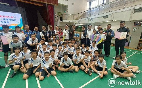 （影）江啟臣廖偉翔號召捐3600顆羽球 何昱奇：大鵬國小奪冠加碼15獎金