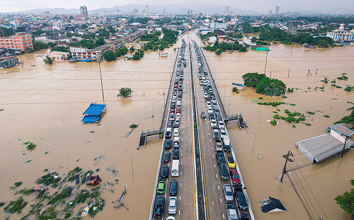「300年豪雨灌爆合艾」泰南百年大水災奪33命  軍艦、航母急赴搶救