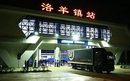 提前施工＋高速過彎？中國鐵路昆明洛羊鎮站列車撞擊施工隊　11死2傷