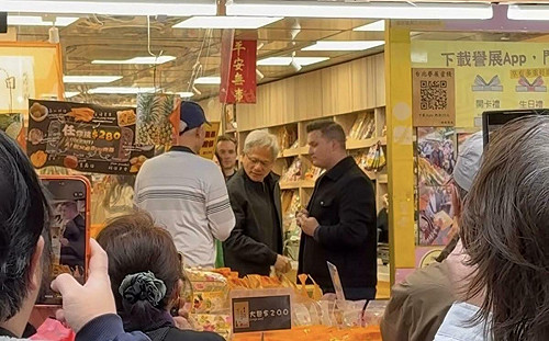 (影)悄悄訪台! 黃仁勳現身四平街買蜜餞 傳此行與張忠謀有關 