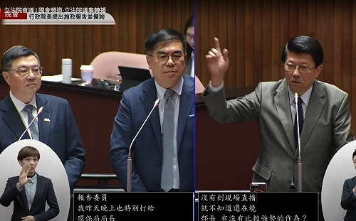 堅持台南垃圾山大火有石棉瓦 謝龍介當面嗆彭啟明「我跟你保證有」 