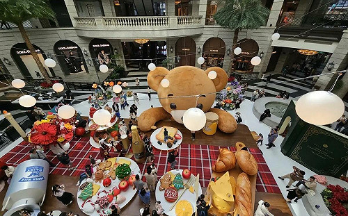 信義百貨聖誕裝置開幕就失序！民眾瘋拍照攀爬亂象  網驚：很誇張