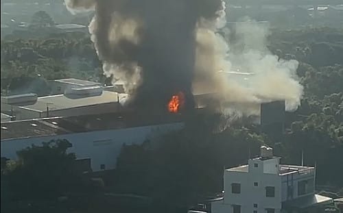 桃園蘆竹回收場電纜堆猛烈燃燒　黑煙竄天消防急灌救