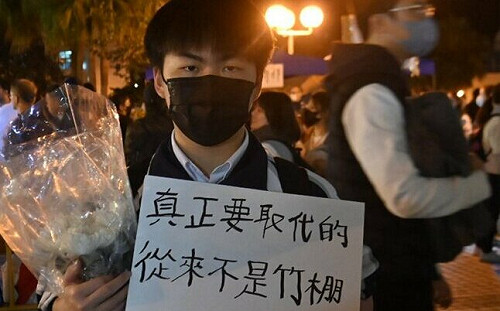 香港宏福苑大火奪128命　悼念人龍綿延數百公尺