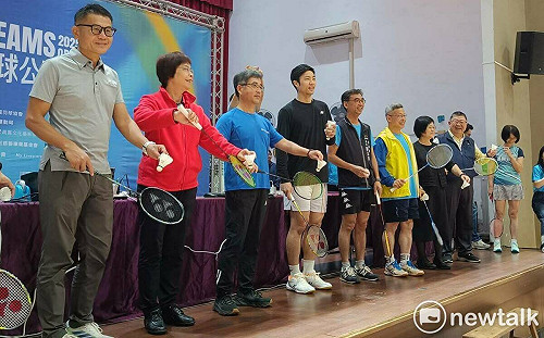 （影）司儀喊了大半天才亮相 周天成先要粉絲放下手機