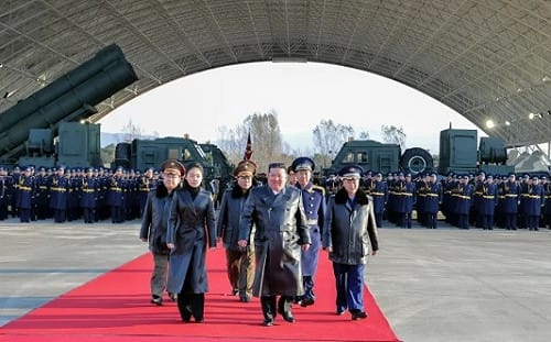 打破84天未露臉失寵傳言！ 金主愛與金正恩穿「父女裝」出席空軍活動