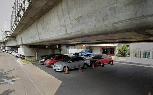 屏東橋下停車遭嗆「我家位置」！慘被刮車 車主PO網：化外之地嗎？