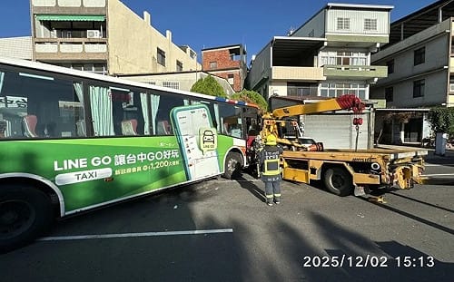 台中公車爆胎飛越分隔島！猛撞拖吊車釀3傷