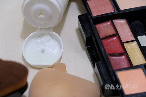 化粧品含蘇丹色素　原料商負責人涉詐欺、訊後交保