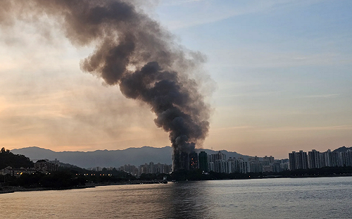 (影)香港「宏福苑大火」連燒7棟非巧合？命理師揭「地運獻祭」恐怖陰謀