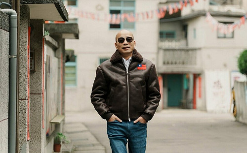 辣個男人出寫真！韓國瑜桌曆定價498元  圈粉敲碗國旗外套