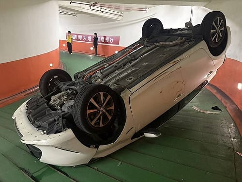 桃園女停車場下坡擦牆翻車　四輪朝天畫面引熱議