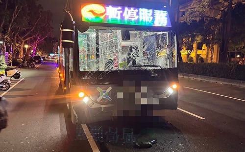 北市嚴重車禍5人受傷！女騎士遭公車追撞「多處骨折」右小腿恐截肢