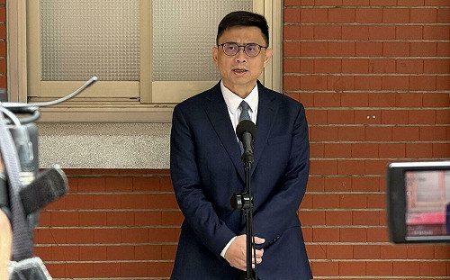 「政治是一時、為人父母是一輩子」賴瑞隆未退選：持續全力以赴