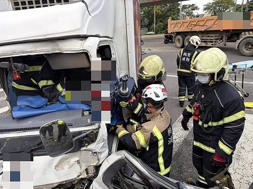 桃園砂石車疑未依規轉彎釀禍　小貨車駕駛骨折送醫