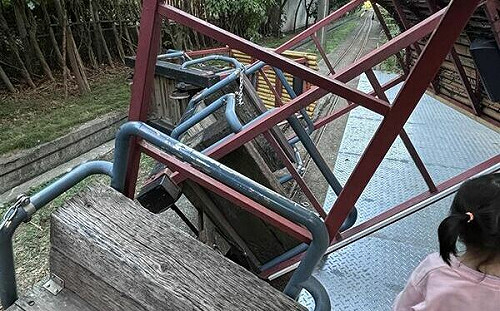 新竹小火車翻覆畫面曝光！竟是孩童放石頭「搞軌」釀意外