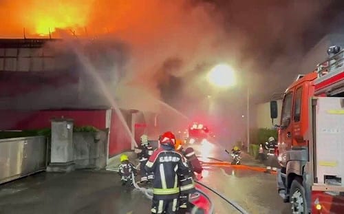 花蓮大理石廠深夜大火延燒200坪！員工及時逃生無人傷亡