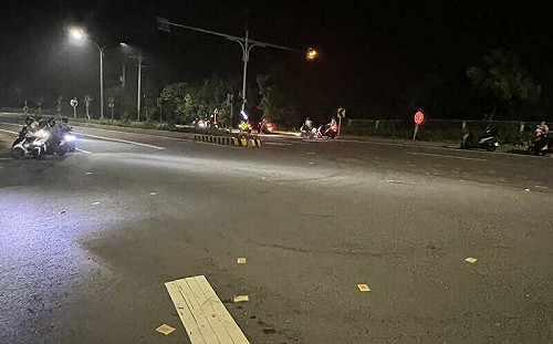 苗栗男子抱遺照深夜路口撒冥紙！動機很暖但嚇壞用路人 開罰3000元