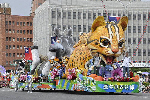 台中石虎花車超吸睛 林佳龍：肯定蔡英文表現