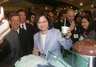 國慶酒會  外賓讚台灣小吃  蔡總統愛珍奶