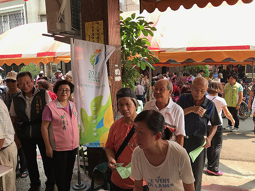 領敬老金嘗美食  中市國光里慶重陽