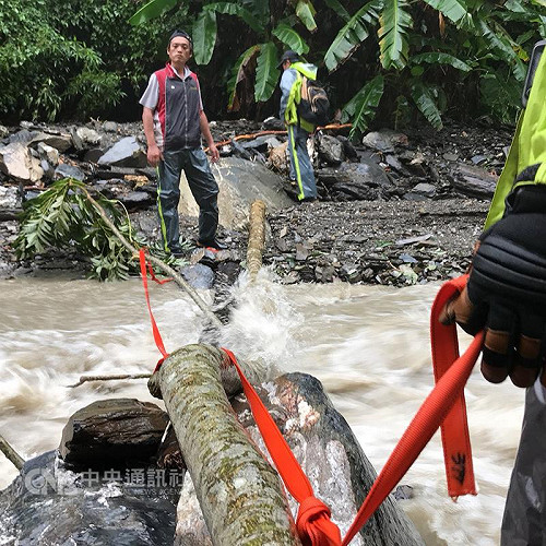 知本林道5人受困 消防搭克難橋挺進