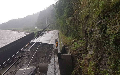 岩盤崩塌  台7線復興段中午緊急搶通