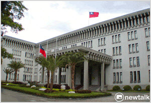 駐美代表處1名職員確診 外交部：23日起暫停領務櫃檯服務