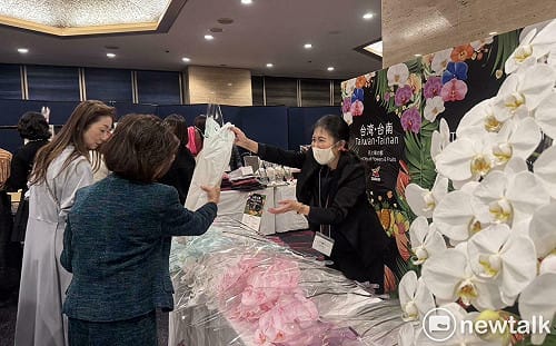 台南花果參展東京國際花道博覽會　蘭花火鶴優雅登上日本王妃午宴餐桌