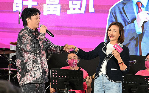 （影）攜手許富凱合唱《甲你攬牢牢》　邱議瑩為癌友送暖