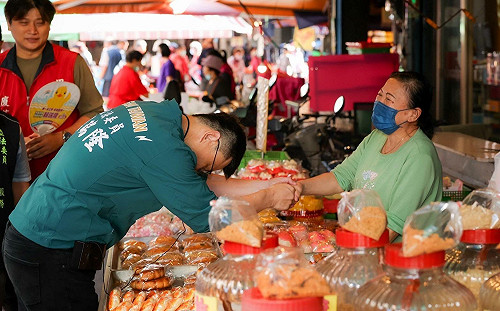 赴小港二苓市場掃街互動   賴瑞隆：謙卑誠懇、傾聽民意  