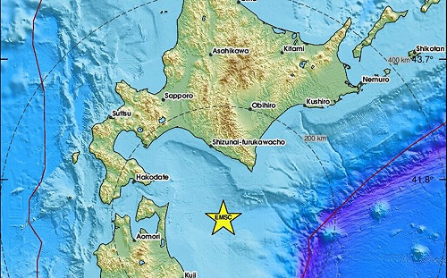 日本青森外海6.7強震 海嘯警報急發、民眾緊急撤離 主播戴安全帽報新聞