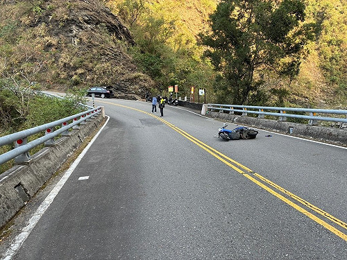 8旬婦騎機車疑自撞護欄　墜落屏東霧台鄉橋下