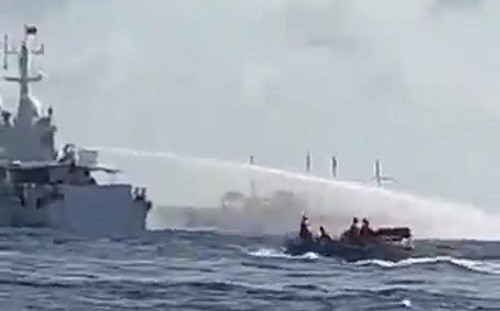 (影)南海仙賓礁衝突！中國海警船對菲漁船發射水炮3漁民受傷  菲方譴責