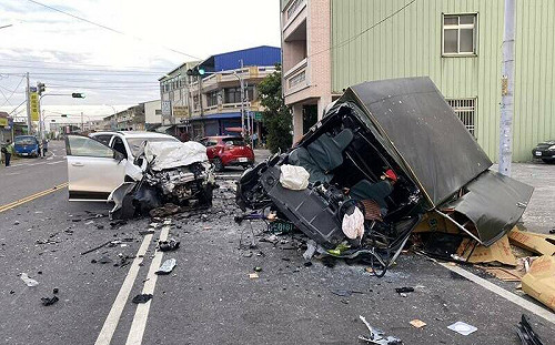 雲林斗南3車猛烈相撞！小貨車斷頭變形1男1女送醫搶救不治