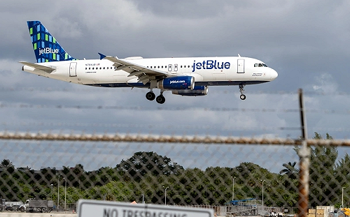 (影) 美軍機未開應答器險撞機! 闖委國附近民航線 僅隔2英里與客機擦肩而過