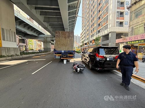 新北中和騎士疑閃違停追撞貨車　右腿遭輾斷肢