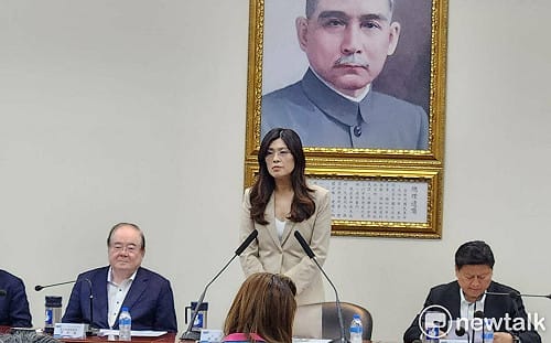 回嗆賴清德  鄭麗文轟賴「毀台三步」沒招了  就坐地上耍賴 