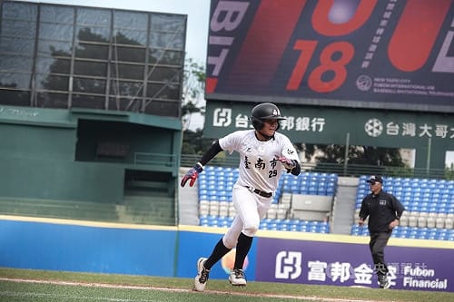 新北U18「游擊柯基」許峰穎2安　跟澳球員英文交流