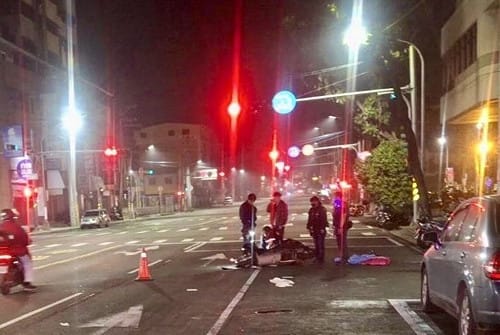 高雄8旬老婦穿越道路遭機車撞擊　送醫不治