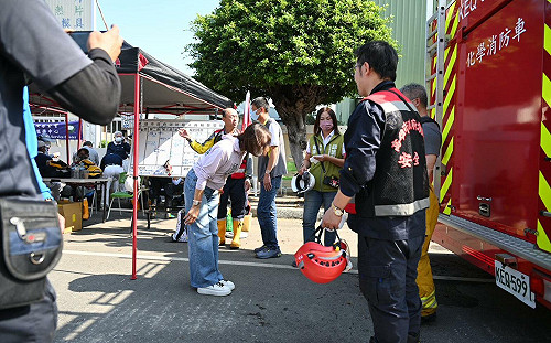 高雄大發工業區火災撲滅　邱議瑩送蠻牛慰勞消防英雄