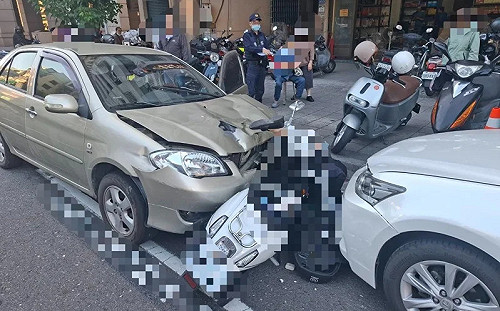 高雄77歲高齡婦逆向暴衝！母子雙載機車慘成夾心 1人命危搶救中