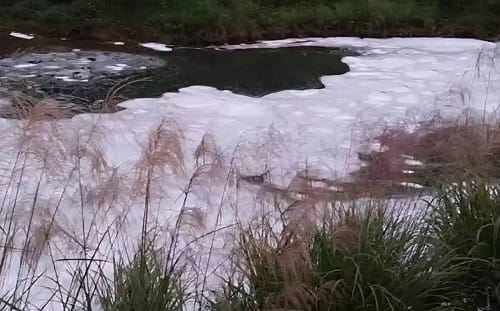 八堵抽水站油汙才剛解決！上游暖暖溪驚現大量白色泡沫 再次停抽河水