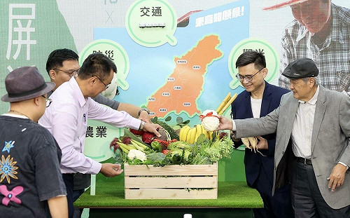 曹啟鴻、陳吉仲首次聯袂現身高雄！陪賴瑞隆發表東高雄新願景 