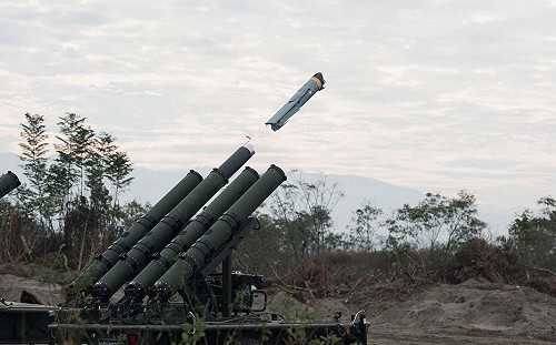 Altius-600M攻擊型無人機首度實彈射擊  國防部長顧立雄親臨視導